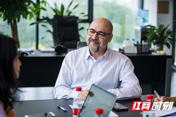 这是一件高尚的事，，，，，，爱心无国界——巴西人费尔南德湘中扶贫记